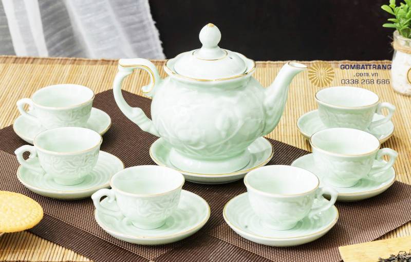 Đường khắc nổi hoa sen bắt sáng khác nhau, tạo hiệu ứng chuyển mượt từ sáng – đậm, khiến họa tiết như đang chuyển động.