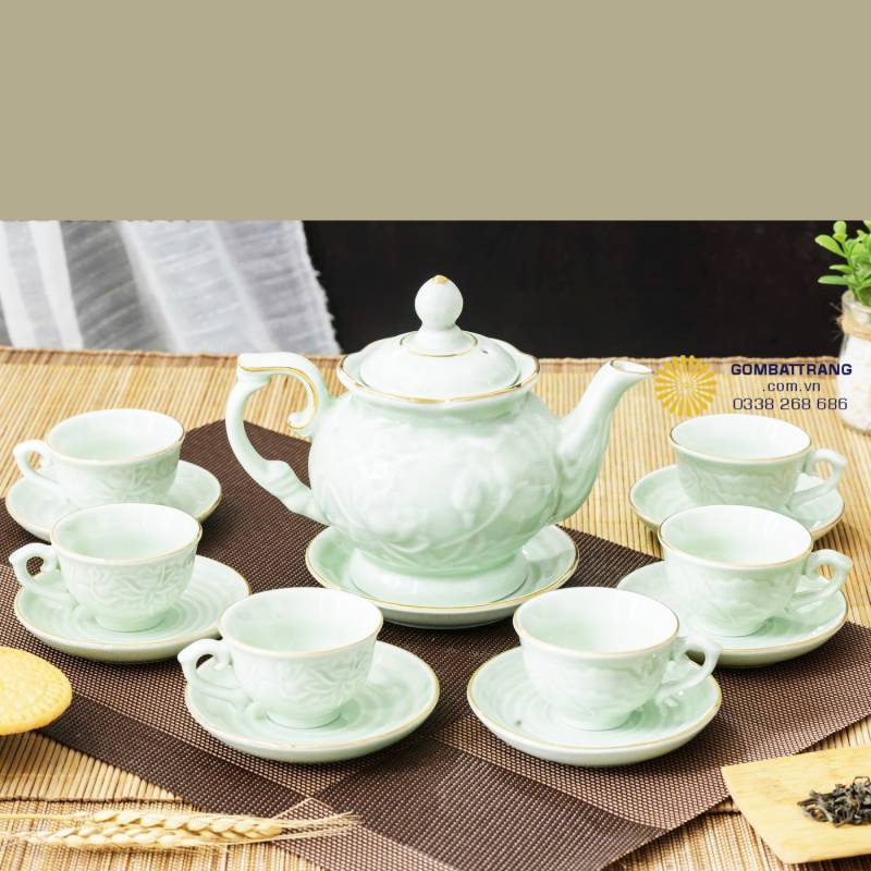 Bộ bình trà men xanh ngọc non, bóng mịn, trong trẻo, độ sâu phản chiếu tự nhiên như nước hồ.