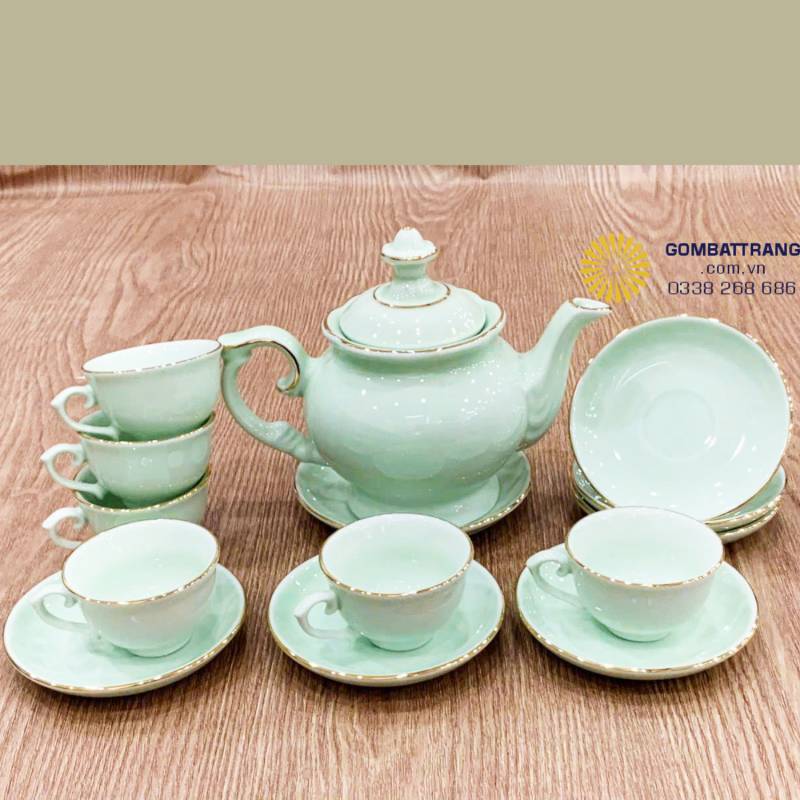 Nhìn từ phía nghiêng, từng đường cong của vòi, quai và thân ấm hòa quyện, ánh vàng mảnh phản chiếu nhẹ, tạo cảm giác chuyển động tinh tế như dòng nước chảy.