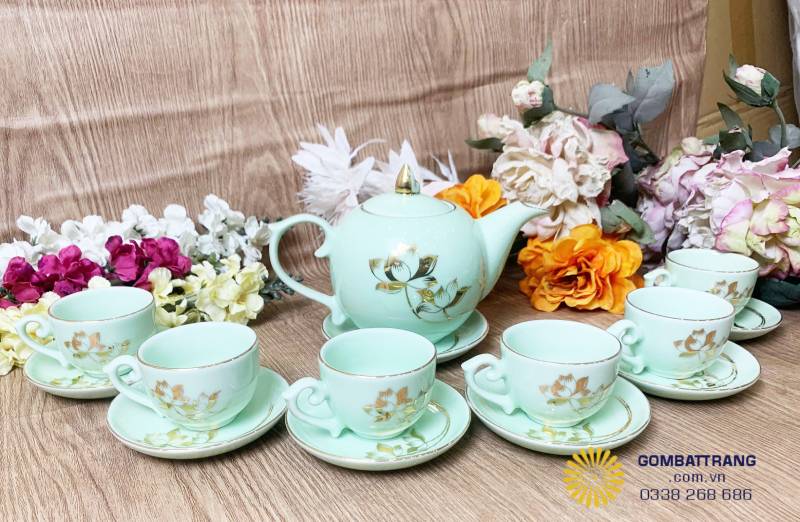 Thân ấm mang dáng bầu tròn căng, tỉ lệ hoàn hảo giữa cổ – vai – bụng, tạo nên vẻ cân đối và mềm mại.