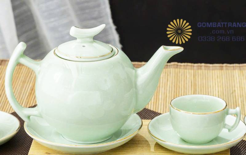 Thân ấm mang dáng bầu tròn trịa, tựa như một giọt nước lớn đang khẽ dừng lại giữa không trung. Hình khối ấy biểu tượng cho sự viên mãn, sung túc và tròn đầy trong cuộc sống – cũng là tỉ lệ vàng trong nghệ thuật tạo hình gốm.