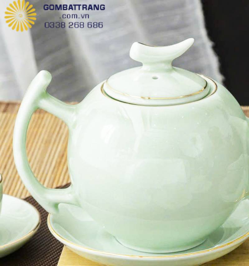 Quai ấm được tạo hình dáng cong chữ C lớn, liền khối với thân, chạy từ phần cổ kéo xuống gần đáy. Độ cong được tính toán để người dùng dễ cầm, không chạm vào thân nóng.