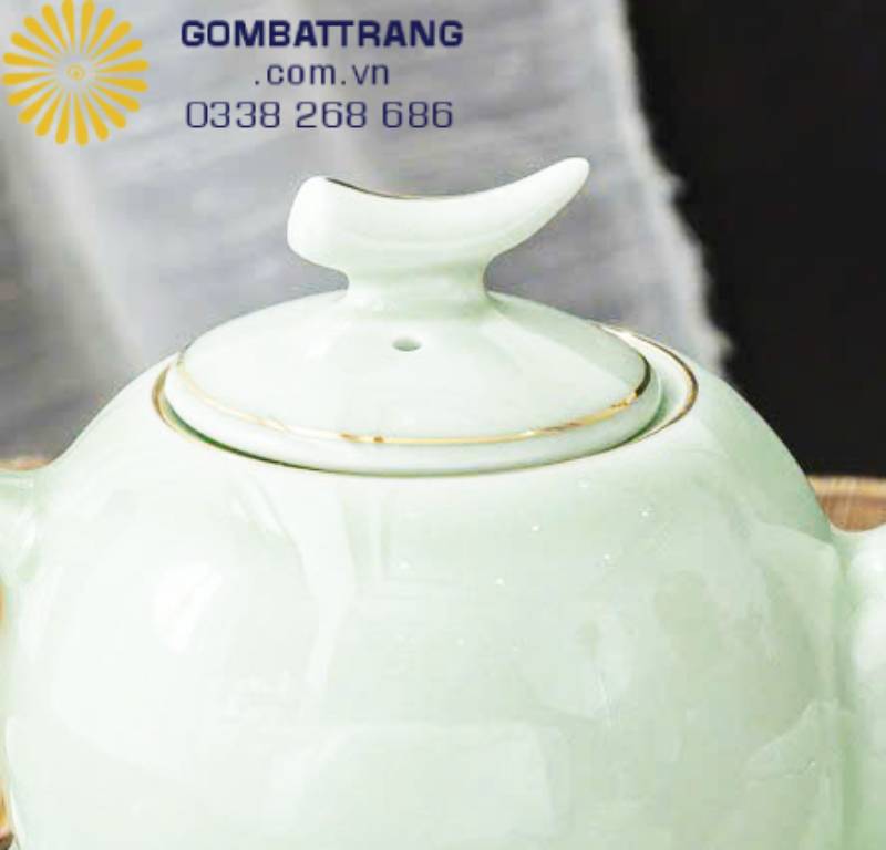 Nắp ấm tròn ôm khít miệng, tỷ lệ vừa vặn đến từng milimét. Mép nắp được viền nâu vàng mảnh, chạy quanh như vòng ánh sáng khép kín.