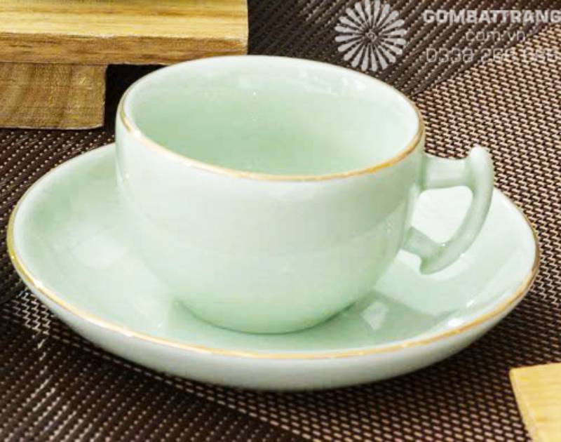 Mỗi chiếc tách nhỏ là một đóa hoa tròn đầy. Dáng tách thấp, tròn, miệng loe nhẹ, tạo độ thoáng khi thưởng trà và tôn màu nước vàng óng.