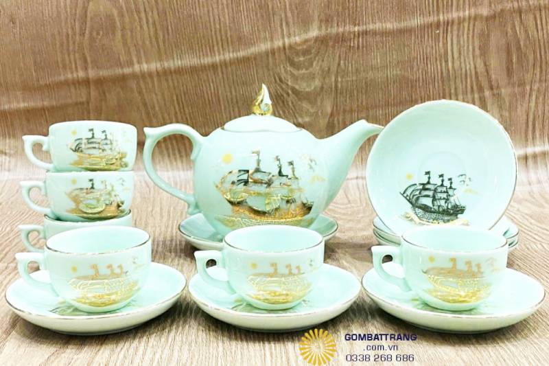 Thân ấm được tạo hình tròn đều, bầu căng, phần cổ ngắn và miệng gọn, tạo nên cảm giác chắc chắn và cân đối.