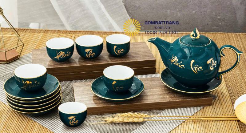 Tổng thể bộ ấm chén trên khay gỗ, thể hiện sự đồng bộ giữa thân ấm, chén, đĩa lót và đường chỉ vàng, mang đến trải nghiệm thưởng trà sang trọng, tinh tế và bền lâu.