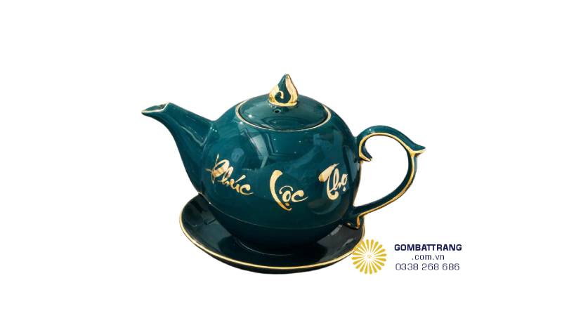 Chi tiết vòi ấm khí động học và quai cầm đối trọng, dòng chảy tròn, ngắt nước dứt khoát, mang lại trải nghiệm rót trà nhẹ nhàng và chuẩn mực trà đạo.