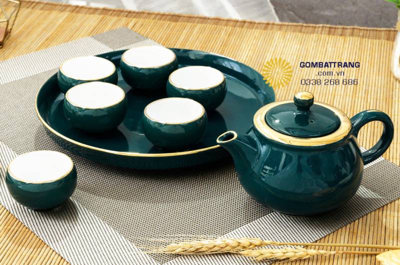 Mỗi lần pha trà với bộ ấm chén này là một khoảnh khắc thư giãn, giúp người dùng tạm gác lại sự vội vã, tận hưởng cảm giác bình yên trong từng chén trà ấm.