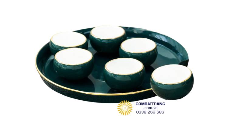 Thiết kế và chất liệu gốm truyền thống phản ánh rõ nét tinh thần uống trà của người Việt – mộc mạc, chậm rãi nhưng sâu lắng và đầy ý nghĩa