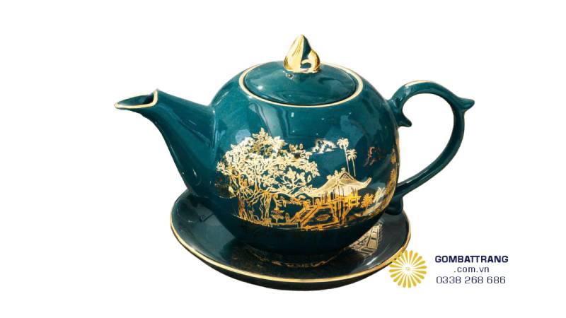 Toàn bộ họa tiết danh thắng và các đường chỉ viền đều được vẽ bằng vàng kim thật, nung nhiệt độ cao để hòa quyện vĩnh cửu vào lớp men. Ánh vàng lấp lánh trên nền xanh tối tạo ra một "khung viền" sang trọng, giúp bộ trà cụ nổi bật trên mọi chất liệu bàn trà từ gỗ đến đá.