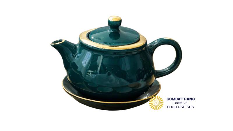 Chi tiết đường viền vàng kim: Viền vàng kim tinh xảo chạy dọc miệng chén, nắp ấm và mép đĩa, tạo điểm nhấn quyền quý và nghệ thuật trên mỗi món đồ.