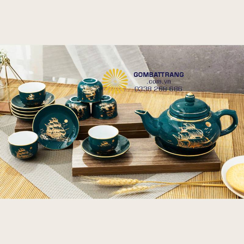 Bộ ấm chén Thuận Buồm Xuôi Gió – họa tiết thuyền vàng kim nổi bật trên men xanh Cửu Long: Tuyệt tác trà cụ với hình ảnh thuyền buồm vẽ vàng kim tinh xảo, rạng rỡ trên nền men xanh sâu thẳm, quyền quý.