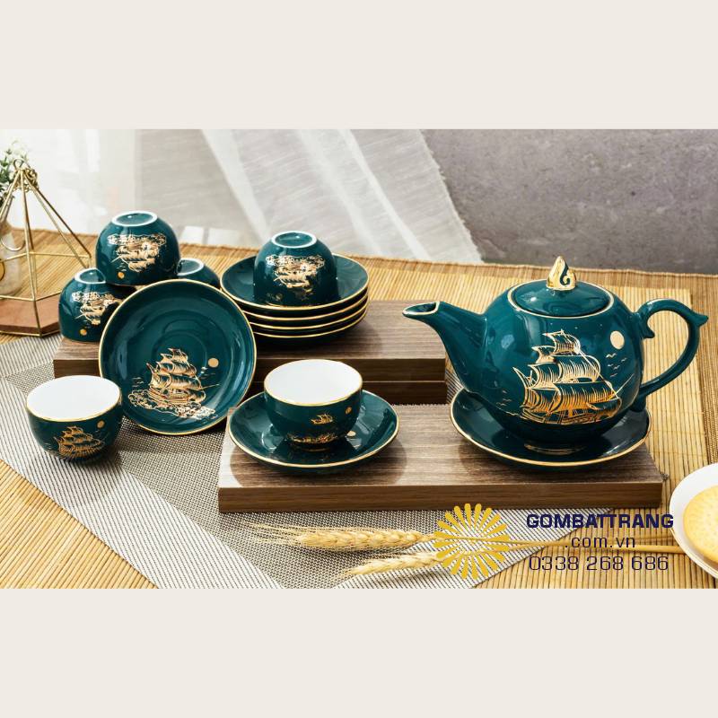 Thành ấm và chén có độ dày vừa phải, tạo cảm giác chắc tay khi rót và uống. Không quá nặng khi sử dụng, phù hợp cả người lớn tuổi và gia đình có trẻ nhỏ.