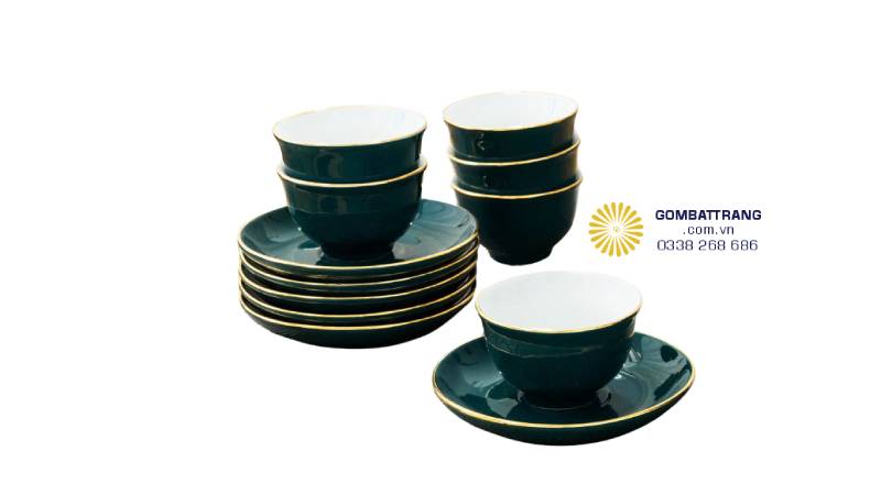  Ấm và chén thiết kế cân đối, vừa tay, không quá nặng, rót trà lâu cũng không mỏi tay.