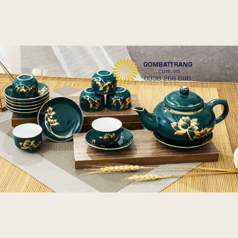 Bộ ấm chén Hồng Xanh Cửu Long – men xanh lục sâu bóng loáng, họa tiết sen vàng tinh xảo.