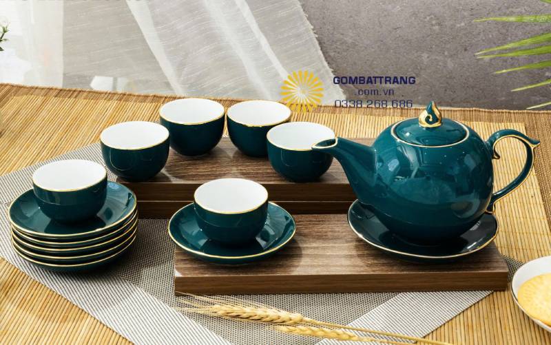 Đường chỉ vàng vẽ tay nổi bật trên nền men xanh trầm, ánh vàng bắt sáng rõ nét, tạo điểm nhấn sang trọng khi quan sát cận cảnh.