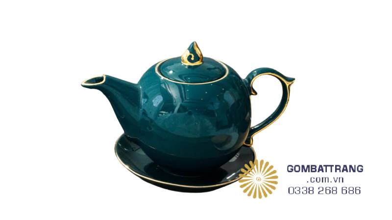 Vòi ấm thon gọn, dòng rót đều và dứt khoát, không nhỏ giọt – thể hiện rõ trong các góc chụp khi rót trà.