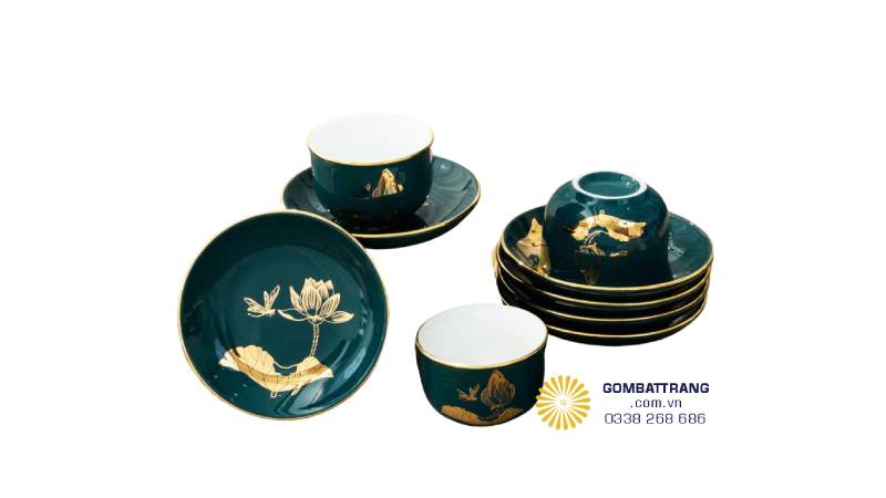  Những chén trà nhỏ gọn, lòng trắng men tinh khiết giúp giữ hương vị trọn vẹn; bên ngoài điểm họa sen vàng sang trọng tạo nét nổi bật hài hòa.