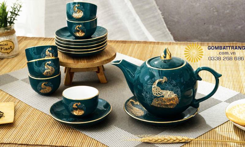 Sự phối hợp hài hòa giữa màu men trầm sang và các chi tiết hoàn thiện tinh tế giúp sản phẩm luôn nổi bật mà không gây cảm giác nặng nề hay phô trương.