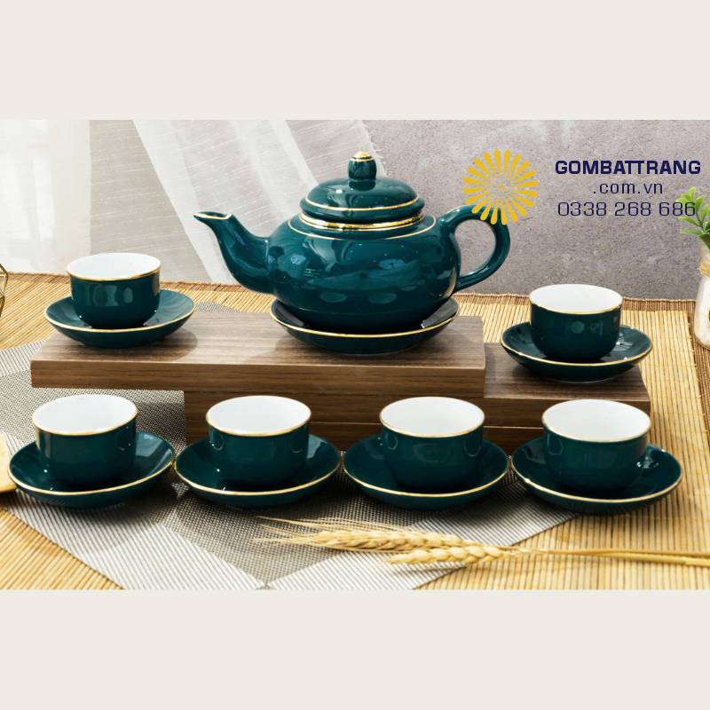  Ấm, chén và đĩa lót sắp xếp hài hòa, dễ đặt trên bàn trà, mang lại không gian gọn gàng, tinh tế.