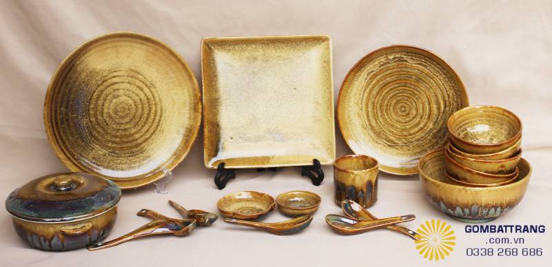 Set bàn ăn 6 người đầy đủ món với màu vàng hổ phách quyền quý, khẳng định đẳng cấp gốm sứ Việt.