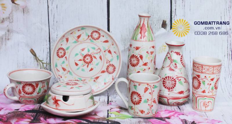 Góc chụp cận cảnh thể hiện sự đồng bộ giữa các món đồ, làm nổi bật sắc đỏ son may mắn trên lớp men kem trang nhã.