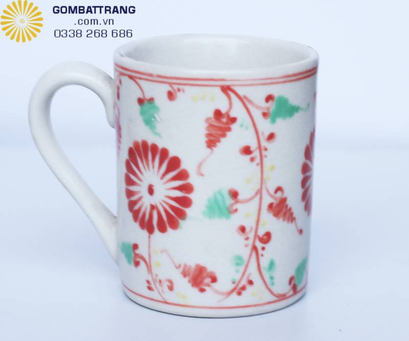  Chiếc ca sứ có quai chắc chắn, lòng rộng, lớp men kem bóng mịn dễ dàng vệ sinh.