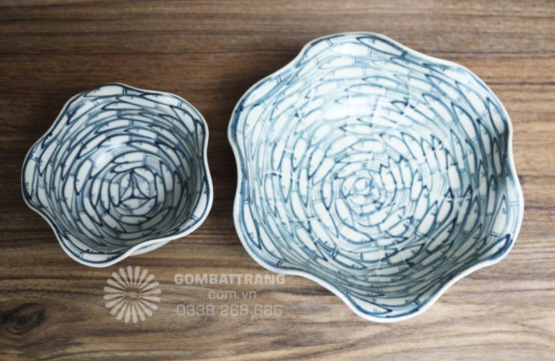 Chiếc bát với họa tiết đàn cá xanh chàm vẽ tay xoáy tròn trong lòng, tạo cảm giác chuyển động sinh động và làm nổi bật món ăn khi bày trí.
