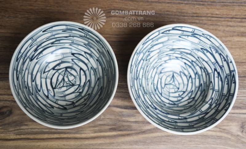 Cận cảnh nét vẽ thủ công cho thấy độ đậm nhạt tự nhiên của màu men, mỗi sản phẩm mang một sắc thái riêng, không chiếc nào trùng lặp.