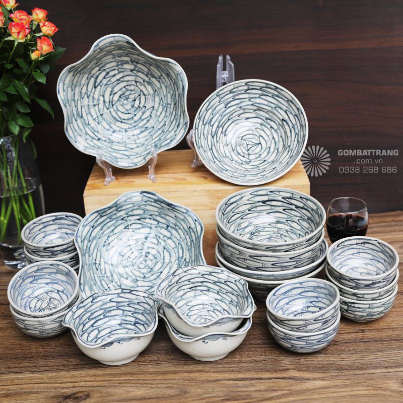 Bộ bát đĩa decor được sắp xếp đồng bộ trên bàn ăn, tạo tổng thể hài hòa, giàu tính nghệ thuật và phù hợp nhiều phong cách không gian.