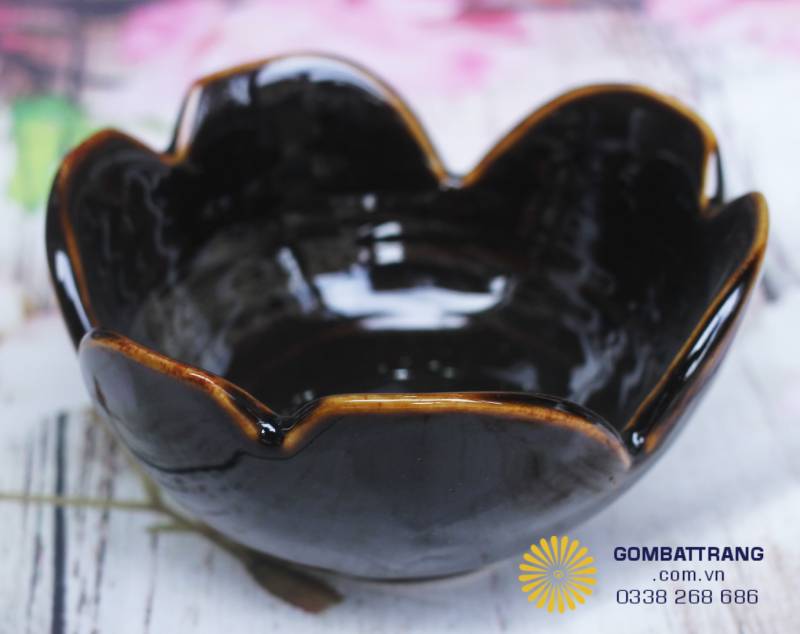 Một sự cách điệu đầy nghệ thuật với hình dáng bông hoa đang nở rộ. Chiếc bát này không chỉ là vật dụng chứa đựng mà còn là điểm nhấn trang trí, phù hợp cho các món tráng miệng cầu kỳ hoặc các món soup mang tính biểu tượng của nhà hàng.