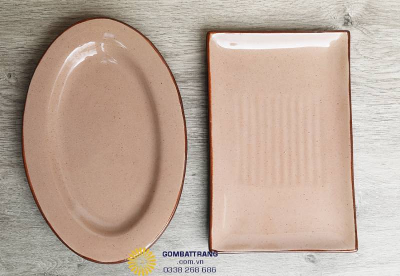 Nhìn kỹ lớp men bóng ở lòng bát, bạn sẽ thấy ánh sáng phản chiếu nhẹ nhàng và nổi bật các đường vân đồng tâm, tạo hiệu ứng thị giác có chiều sâu và làm món ăn trông hấp dẫn hơn.