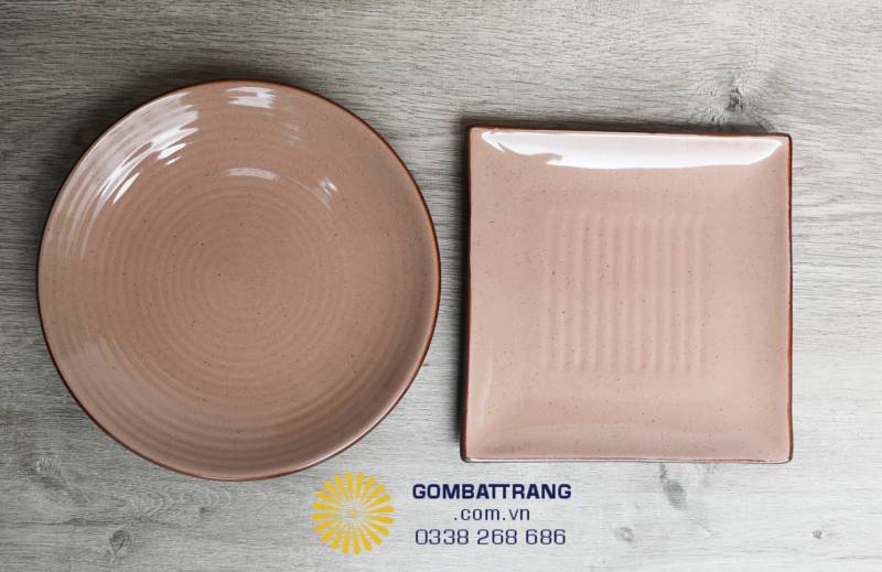 Đường viền nâu đỏ thủ công được nhấn mạnh trên miệng bát, tạo khung sắc nét cho món ăn và làm nổi bật gam màu hồng đất tinh tế, giúp món ăn trở nên sống động khi lên bàn.