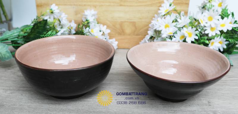 Bát ăn cơm, tô canh sâu và nông được thiết kế đồng bộ, vừa vặn tay cầm, xếp chồng gọn gàng, thể hiện sự tiện lợi và sang trọng cho khu vực bếp công nghiệp hoặc gia đình đông người.