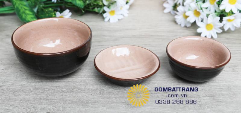 Bộ bát đĩa thể hiện sự bền bỉ, chịu nhiệt và chống va đập nhẹ, đồng thời giúp món ăn lên màu chuẩn, thích hợp phục vụ liên tục trong bếp công nghiệp, mang lại trải nghiệm tinh tế cho khách hàng.