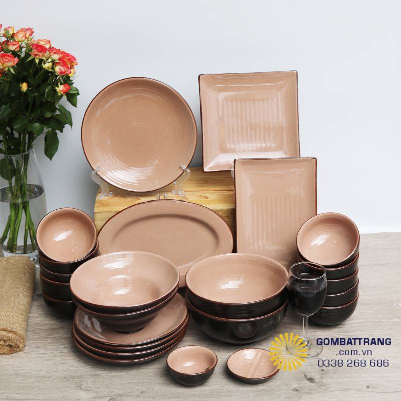 Bộ bát đĩa Bát Tràng xếp ngay ngắn, phối tông hồng đất – nâu đen sang trọng, cho thấy sự đồng bộ và tinh tế khi bày trên bàn ăn gia đình hoặc bàn tiệc khách sạn.