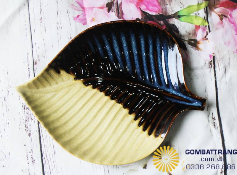 Chi tiết đĩa sứ hình lá nghệ thuật, lớp men hỏa biến bóng mịn, vân men loang tự nhiên tạo hiệu ứng thị giác 3D, giúp tôn vinh tối đa màu sắc và sự hấp dẫn của các món ăn decor phong cách Fine Dining