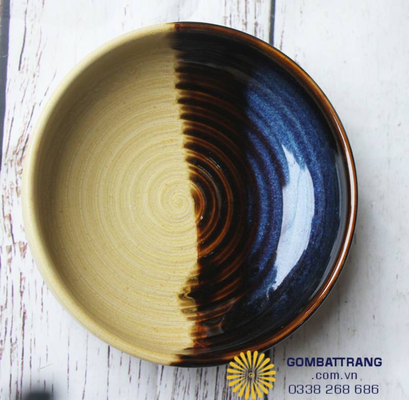 Sự kết hợp giữa màu vàng ấm cúng và xanh đen quyền quý tạo nên sự cân bằng âm dương, mang lại vẻ đẹp tinh tế và đẳng cấp cho bàn tiệc tiếp khách quý.