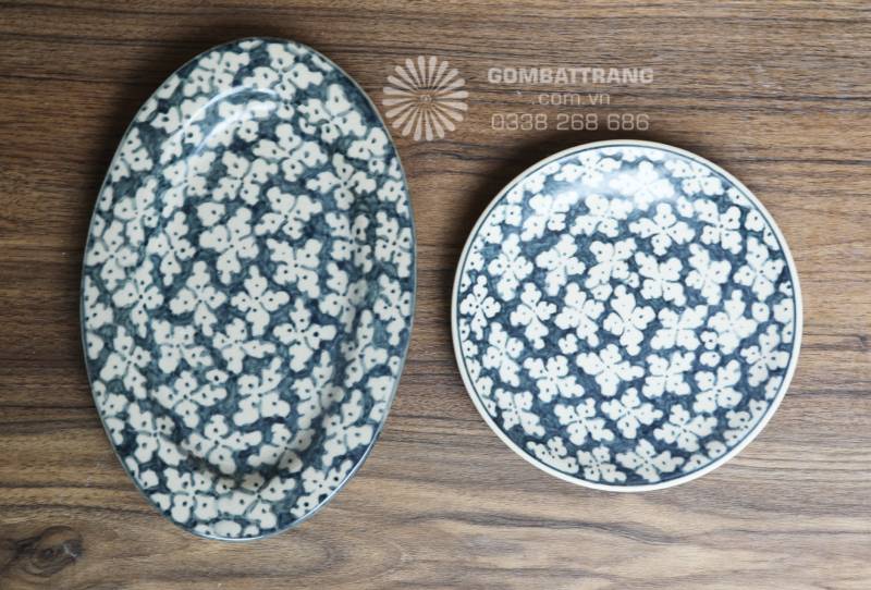 Đĩa bầu dục dáng dài với viền chỉ xanh mảnh, phù hợp trình bày các món nướng, món chính hoặc món dùng chung.