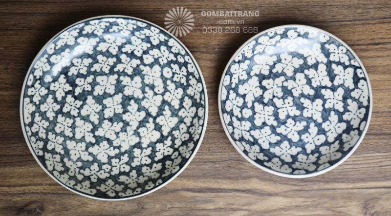 Lớp men bóng phản chiếu ánh sáng nhẹ, vừa làm nổi bật họa tiết cổ, vừa giúp việc vệ sinh sau sử dụng trở nên nhanh chóng.