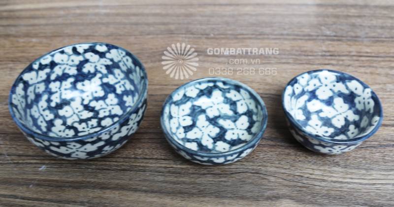 Cận cảnh họa tiết hoa 4 cánh vẽ tay, nét vẽ mềm mại và tự nhiên, thể hiện rõ giá trị thủ công của gốm sứ Bát Tràng cao cấp.