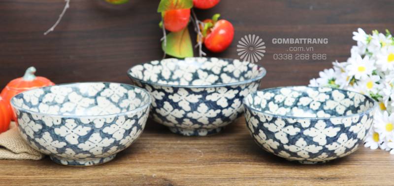 Bát cơm và đĩa nhỏ đồng bộ hoa văn, dễ sắp xếp theo set, mang lại cảm giác chỉn chu cho bàn ăn phục vụ tần suất cao.