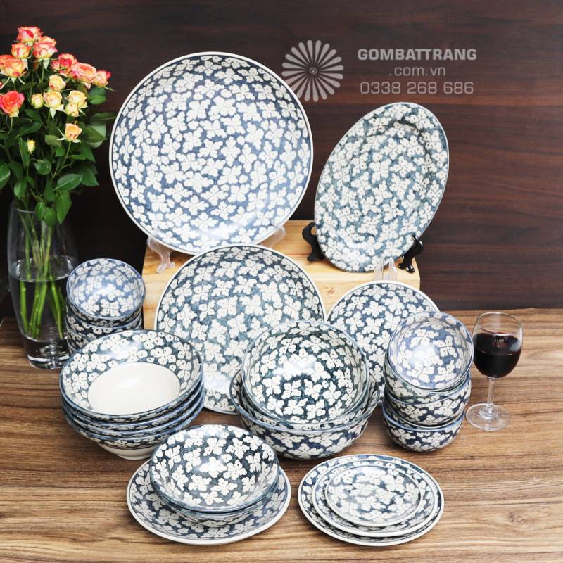 Toàn cảnh bộ bát đĩa với hoa văn xanh chàm phủ đều, tạo cảm giác đồng bộ và sang trọng khi bày trên bàn ăn nhà hàng.