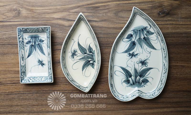 Lớp men sáng bóng, các nét vẽ có độ đậm nhạt tự nhiên, đặc trưng của gốm thủ công.