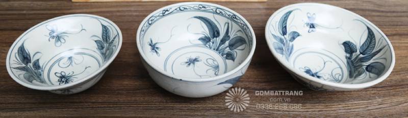 Lòng bát sâu, họa tiết được vẽ cả mặt trong và mặt ngoài, tạo sự đồng bộ khi bày biện.