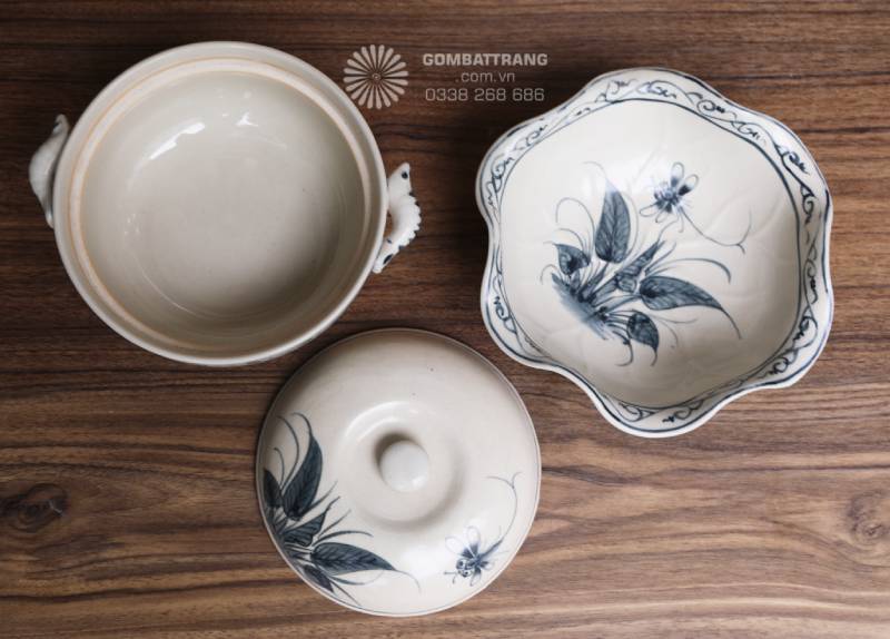 Thố đựng cơm/canh: Có nắp đậy khít với núm cầm tròn, hai bên có tai cầm giúp dễ dàng di chuyển khi thức ăn còn nóng.