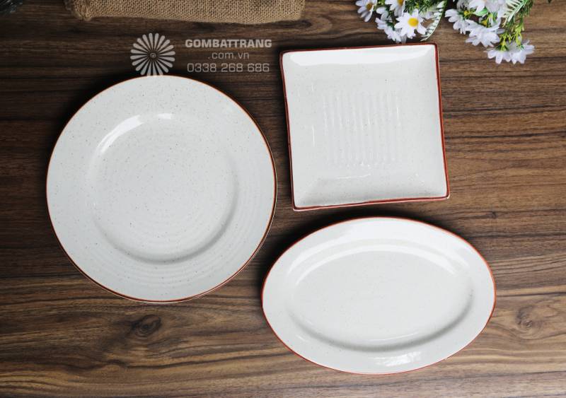 Thiết kế tối giản kết hợp đường viền thủ công tinh tế, phù hợp với nhiều phong cách bàn ăn từ gia đình hiện đại đến nhà hàng cao cấp.