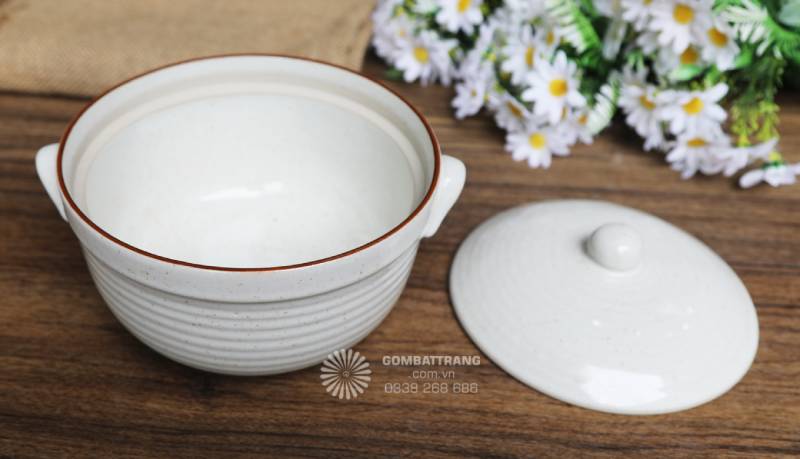 Gam màu trung tính giúp món ăn nổi bật hơn, hỗ trợ trình bày món đẹp mắt cho chụp hình, menu và không gian nhà hàng.