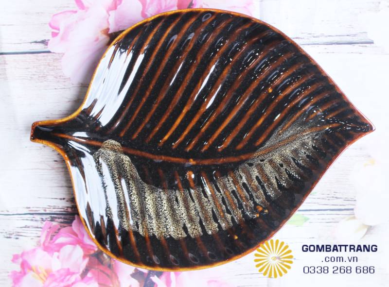 Các đường gân nổi vừa mang tính trang trí, vừa đóng vai trò như các khung xương gia cường, giúp đĩa cứng cáp hơn. Lớp men nâu vàng hỏa biến bền màu vĩnh cửu, không bị phai nhạt hay bong tróc dưới tác động của hóa chất tẩy rửa công nghiệp.