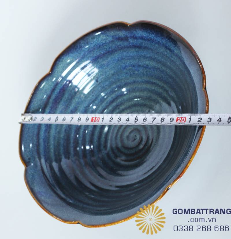 Bát với viền hoa uốn lượn cánh điệu, là điểm nhấn trên mân cơm việt